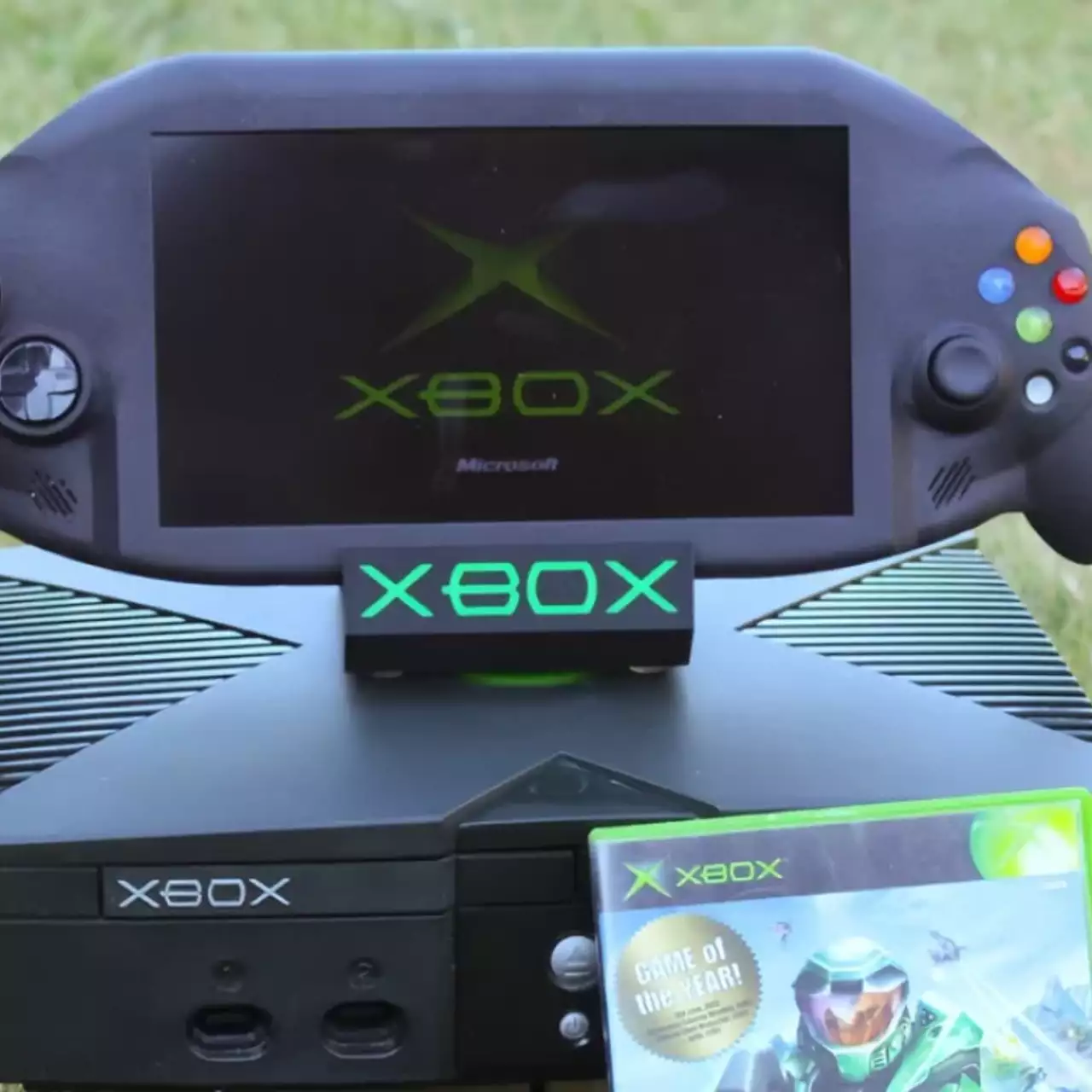 Ентузіаст створив першу портативну версію Xbox без участі Microsoft Ентузіаст створив першу портативну версію Xbox без участі Microsoft