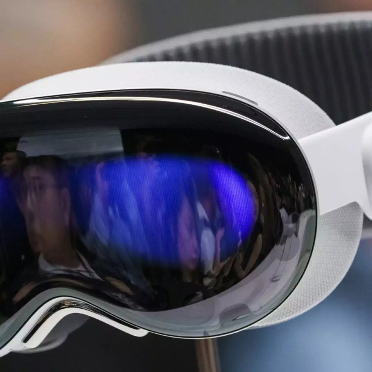 ЗМІ: Apple скорочує виробництво Vision Pro