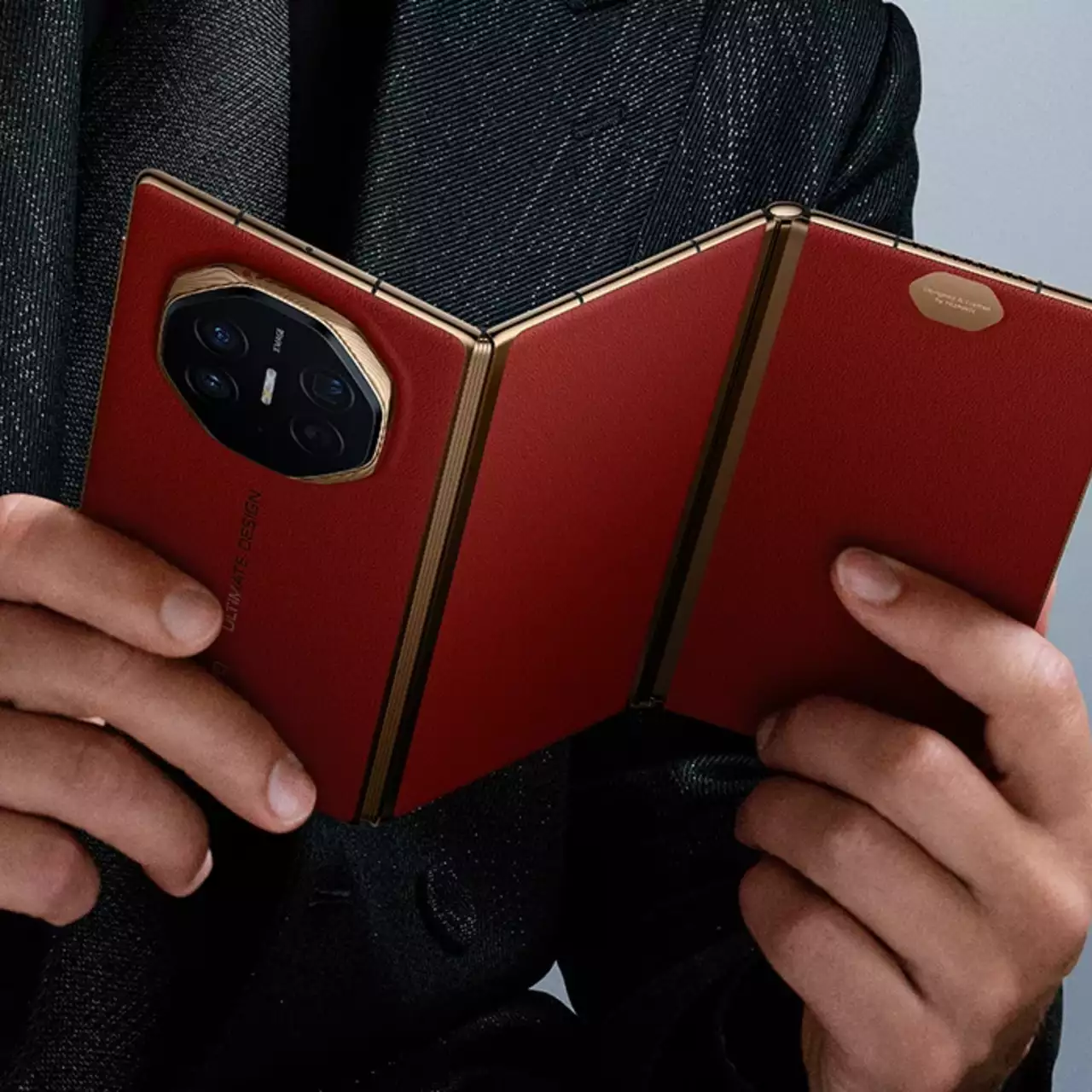 Ютубер зламав надзвичайно дорогий смартфон Huawei Mate XT під час тесту на міцність