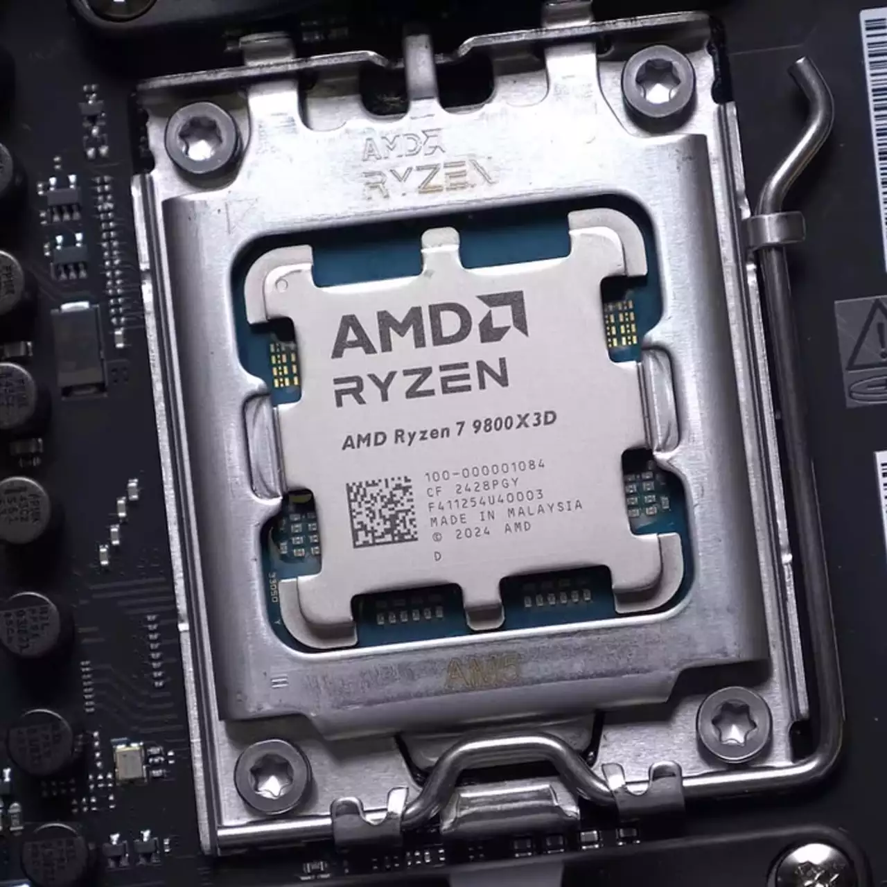 AMD Ryzen 7 9800X3D розігнали до 6,9 ГГц і побили рекорди FPS