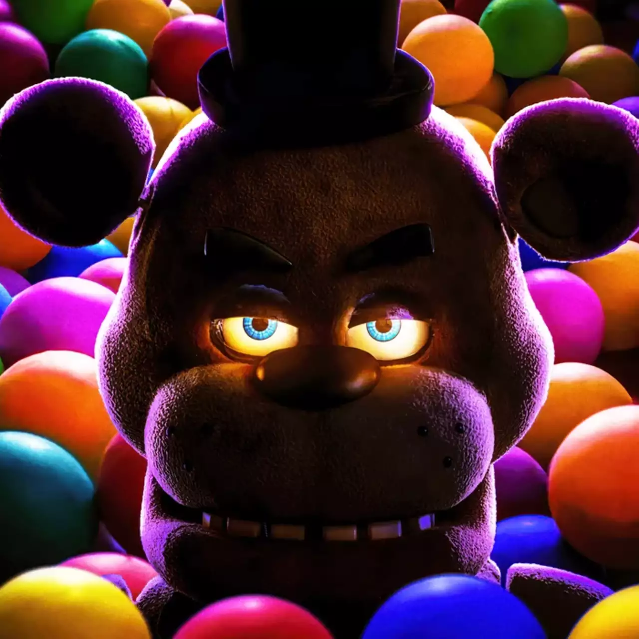 Показано геймплей неофіційної версії Five Nights at Freddy's, в якій аніматроніки переміщуються в реальному часі