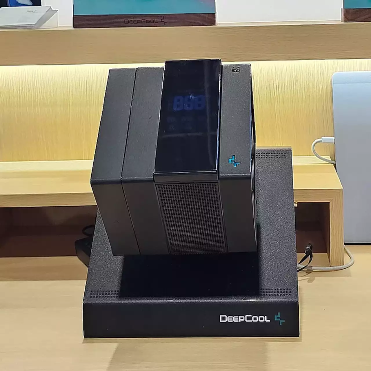 DeepCool представила кулер з випарною камерою та екраном DeepCool представила кулер з випарною камерою та екраном