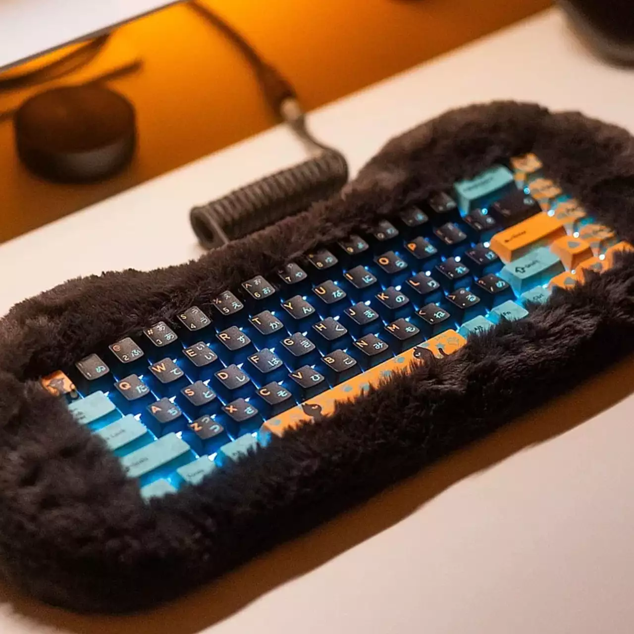 Представлена унікальна клавіатура з RGB-підсвіткою, на якій можна гладити «мохнатку»