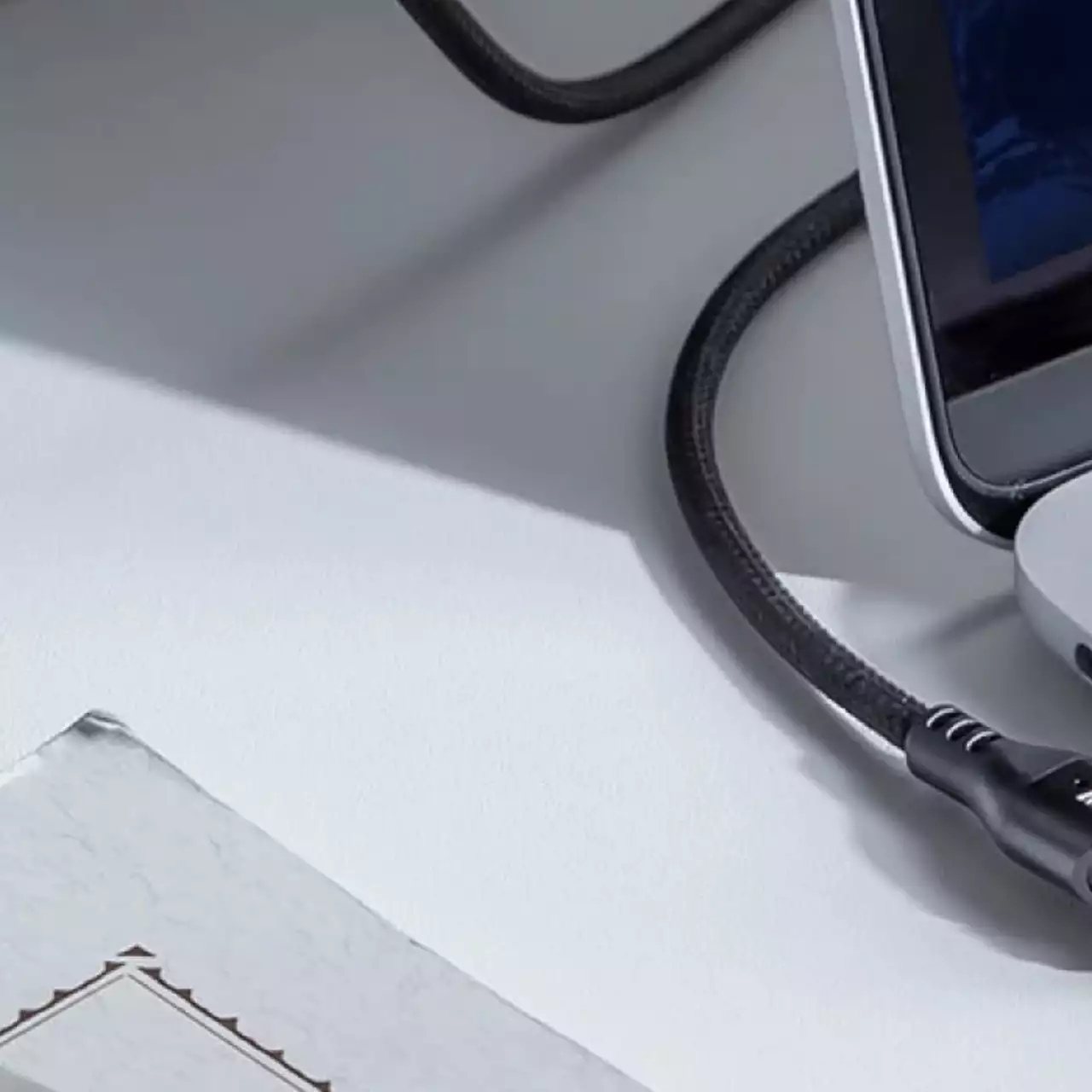 Представлені USB-кабелі з шарніром і підтримкою Power Delivery