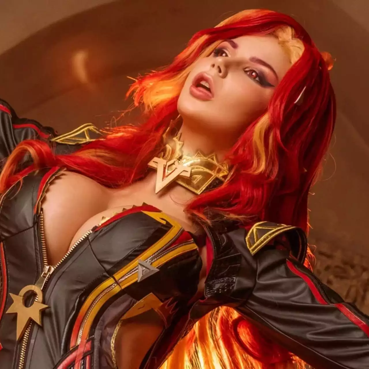 Oichi cosplays as Mavuika from Genshin Impact