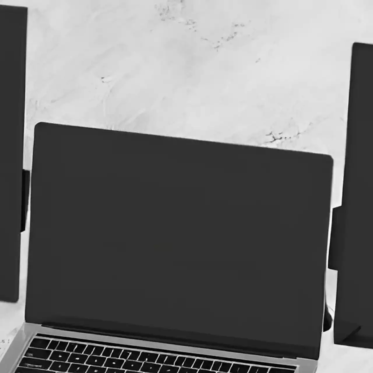 Представлено аксесуар, який перетворює ноутбук на мультимоніторну станцію