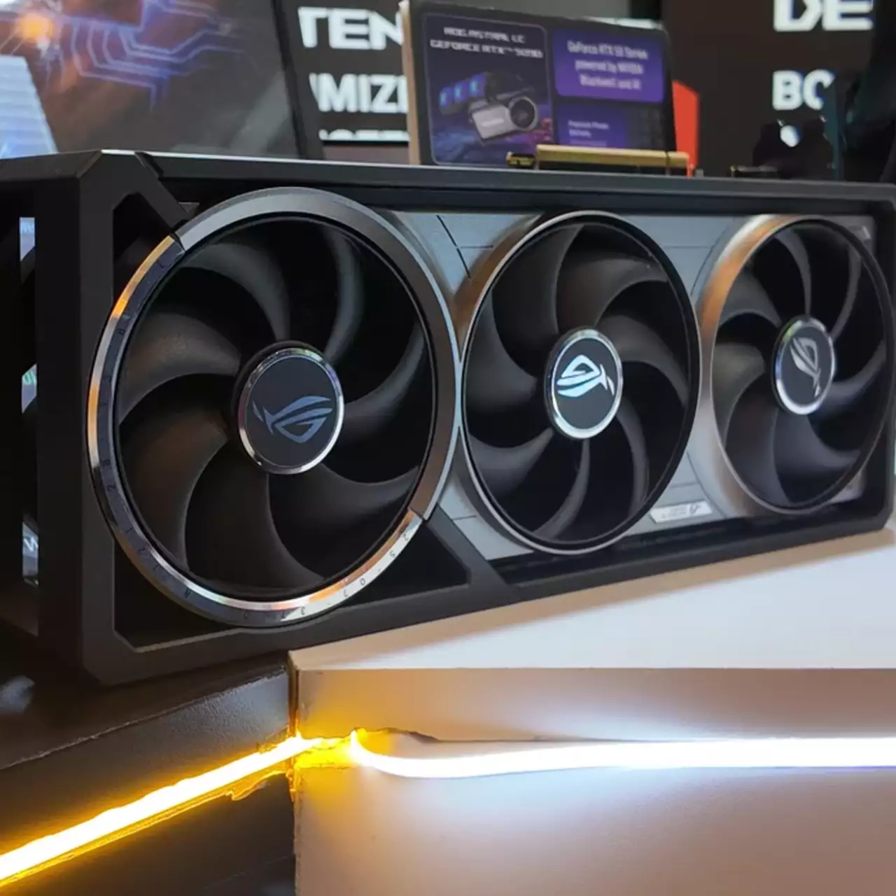 GeForce RTX 5090 настільки велика, що їй вже в жарт качають біцепс — відео