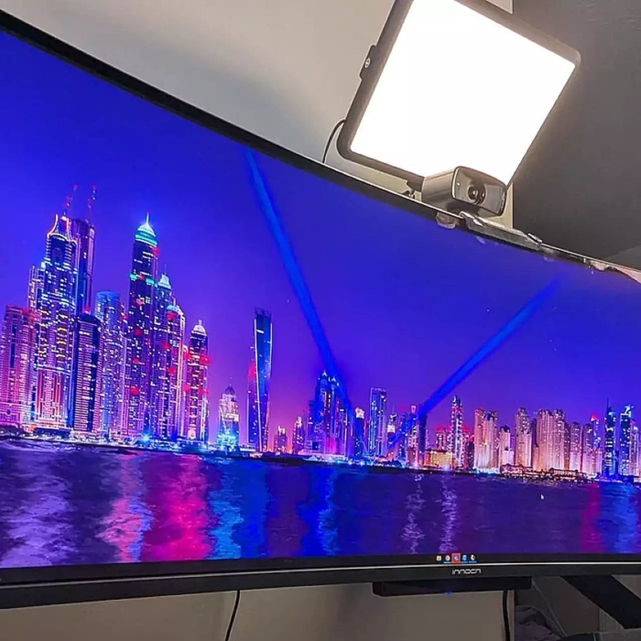 Wprowadzenie nowego 49-calowego monitora 5K OLED o niezrównanej klarowności i wydajności