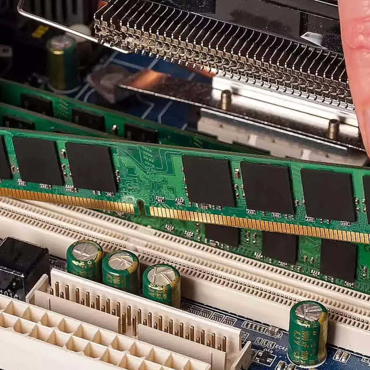 Найбільші виробники пам'яті згорнуть випуск DDR3 та DDR4 у 2025