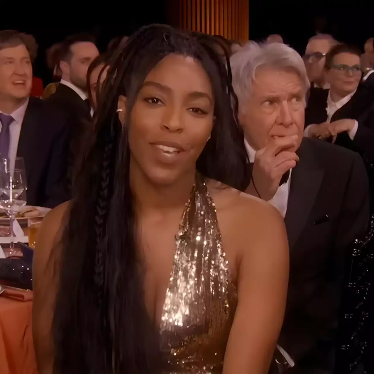Novo Meme? Harrison Ford Acidentalmente “Estraga” o Discurso do Co-Star ao Aparecer com a Boca Cheia de Batatas Fritas Novo Meme? Harrison Ford Acidentalmente “Estraga” o Discurso do Co-Star ao Aparecer com a Boca Cheia de Batatas Fritas