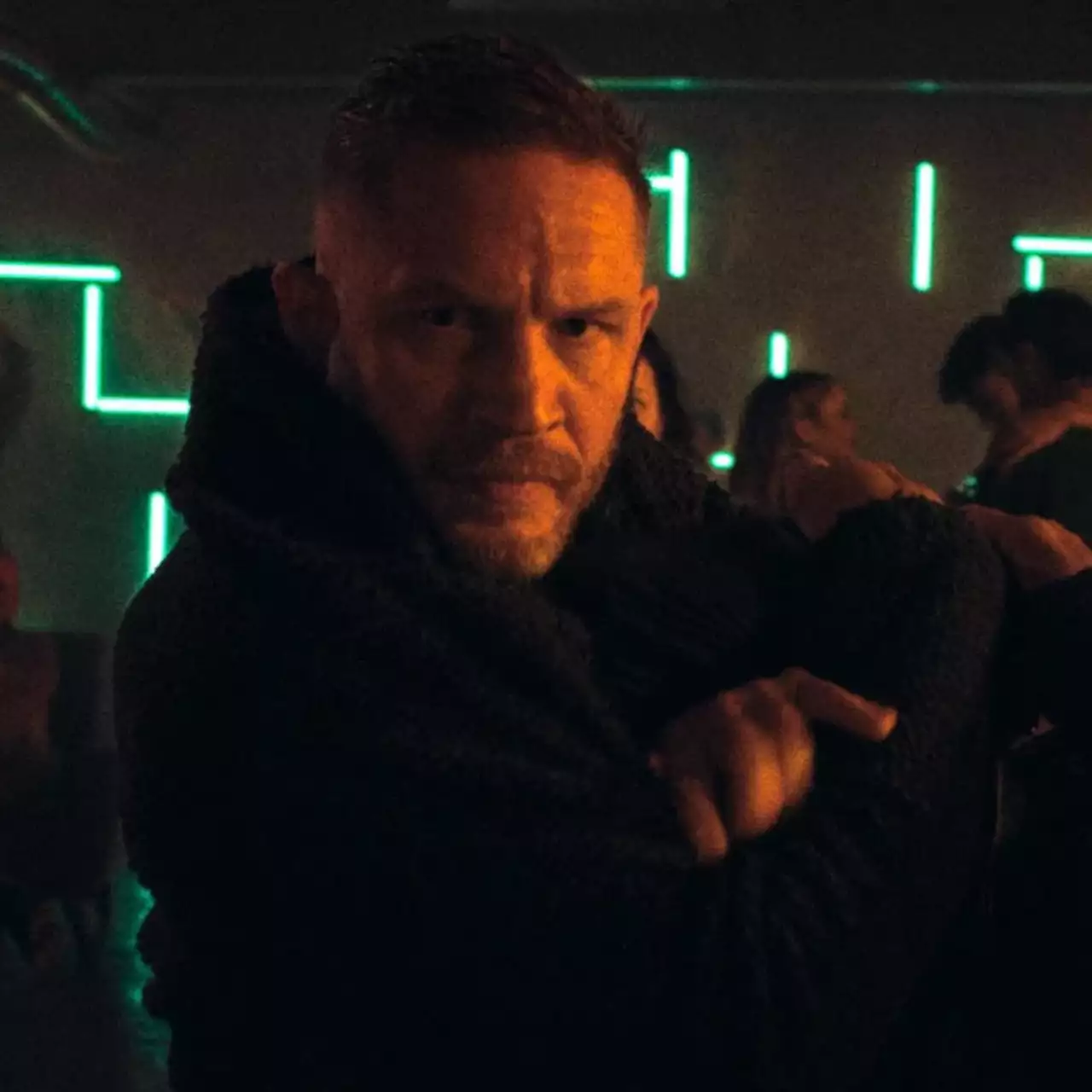 汤姆·哈迪在《突袭》创作者的新动作惊悚片中对抗罪犯