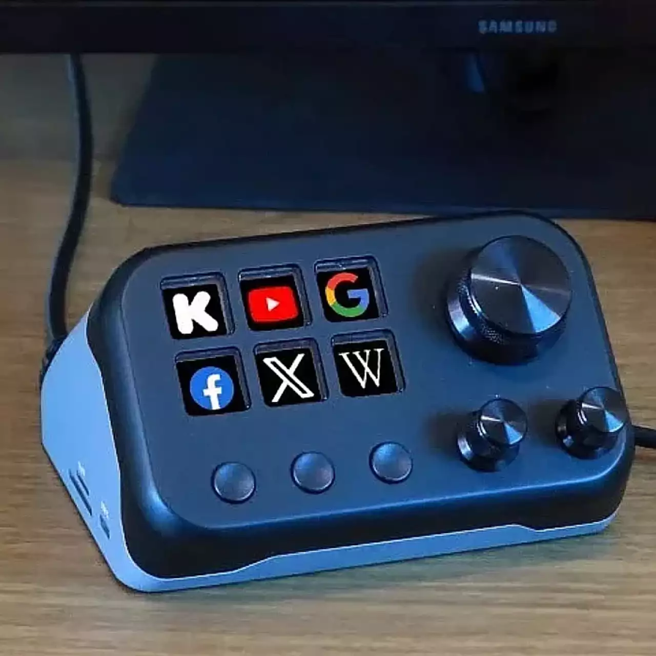 Estação de Acoplamento com Ethernet de 2,5 Gbps e Painel Macro Revelada para Streamers e Designers Estação de Acoplamento com Ethernet de 2,5 Gbps e Painel Macro Revelada para Streamers e Designers