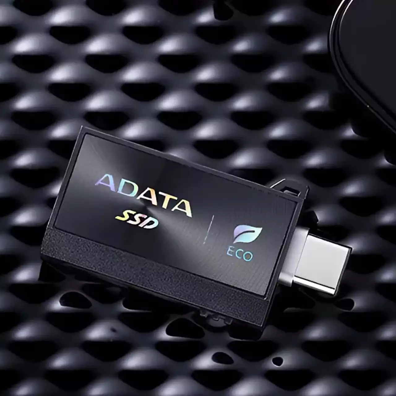 ADATA представила найменший SSD у світі з подвійним портом та екопокриттям ADATA представила найменший SSD у світі з подвійним портом та екопокриттям