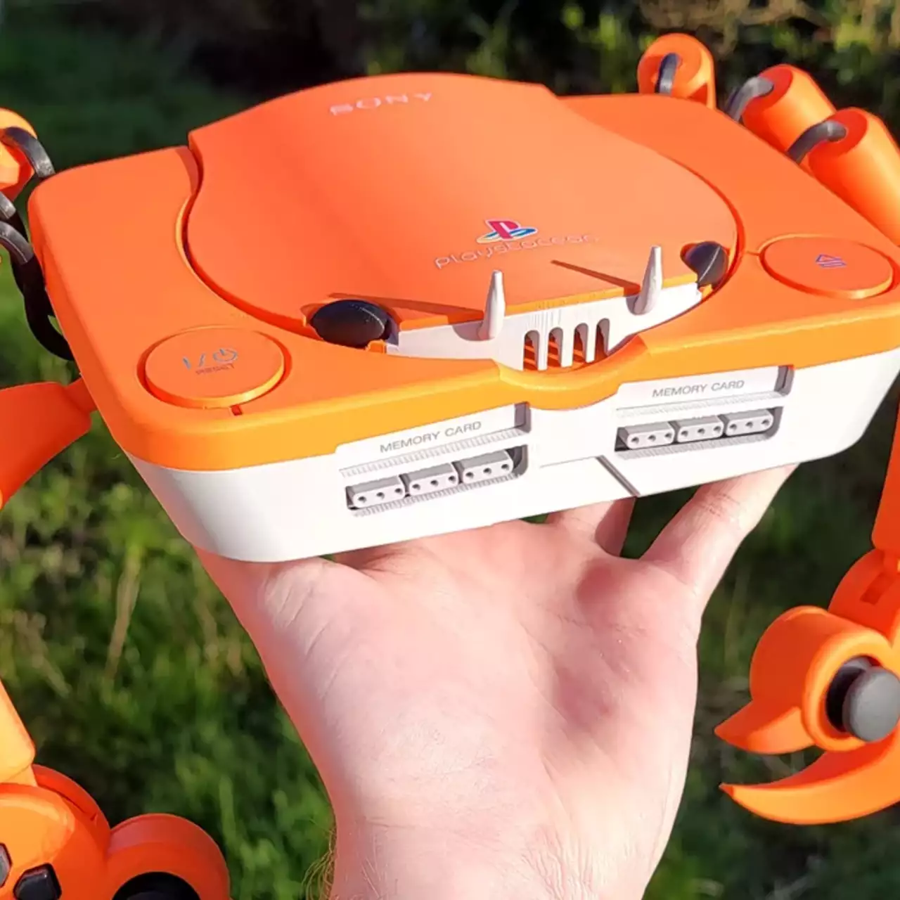 Blogger Transforma PlayStation Em Caranguejo Com Controladores Em Forma De Garra Blogger Transforma PlayStation Em Caranguejo Com Controladores Em Forma De Garra