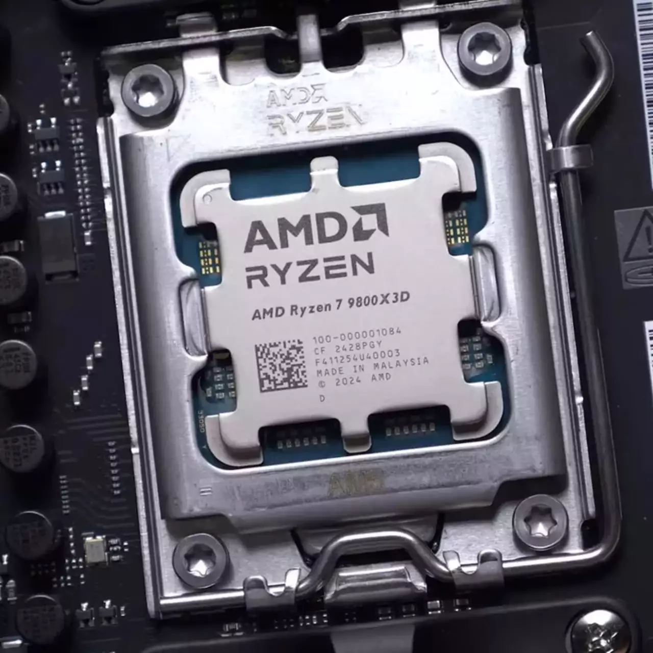 AMD пояснила масові збої Ryzen 7 9800X3D, але користувачі сумніваються AMD пояснила масові збої Ryzen 7 9800X3D, але користувачі сумніваються