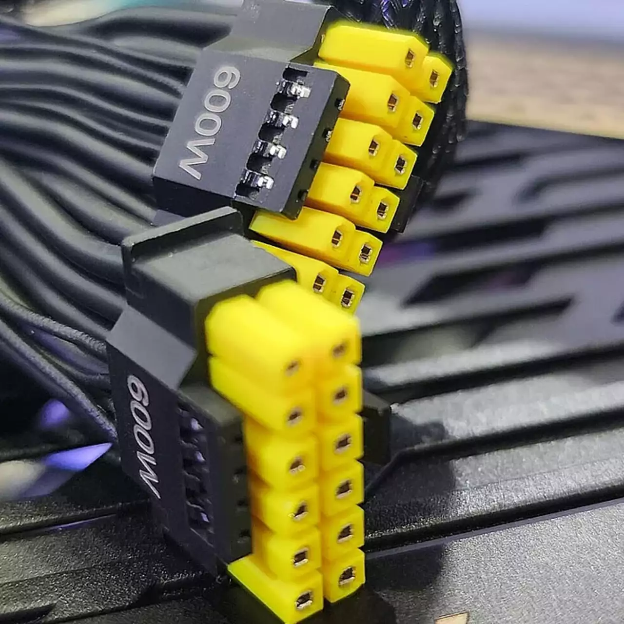 Не допомогли навіть оригінальні кабелі: користувач RTX 5090 втратив GPU та блок живлення