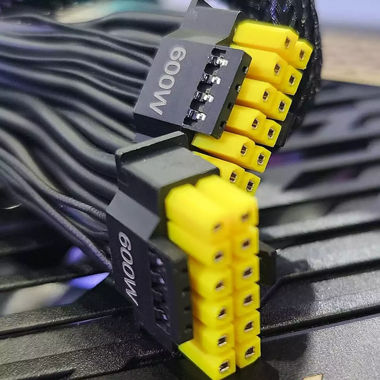 Cabo Original Não Ajudou: Usuário da RTX 5090 Perde GPU e PSU Cabo Original Não Ajudou: Usuário da RTX 5090 Perde GPU e PSU