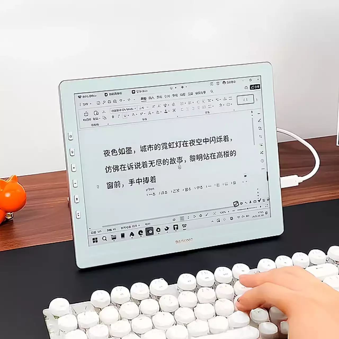 Випущено перший E-Ink монітор, що працює з частотою 60 Гц