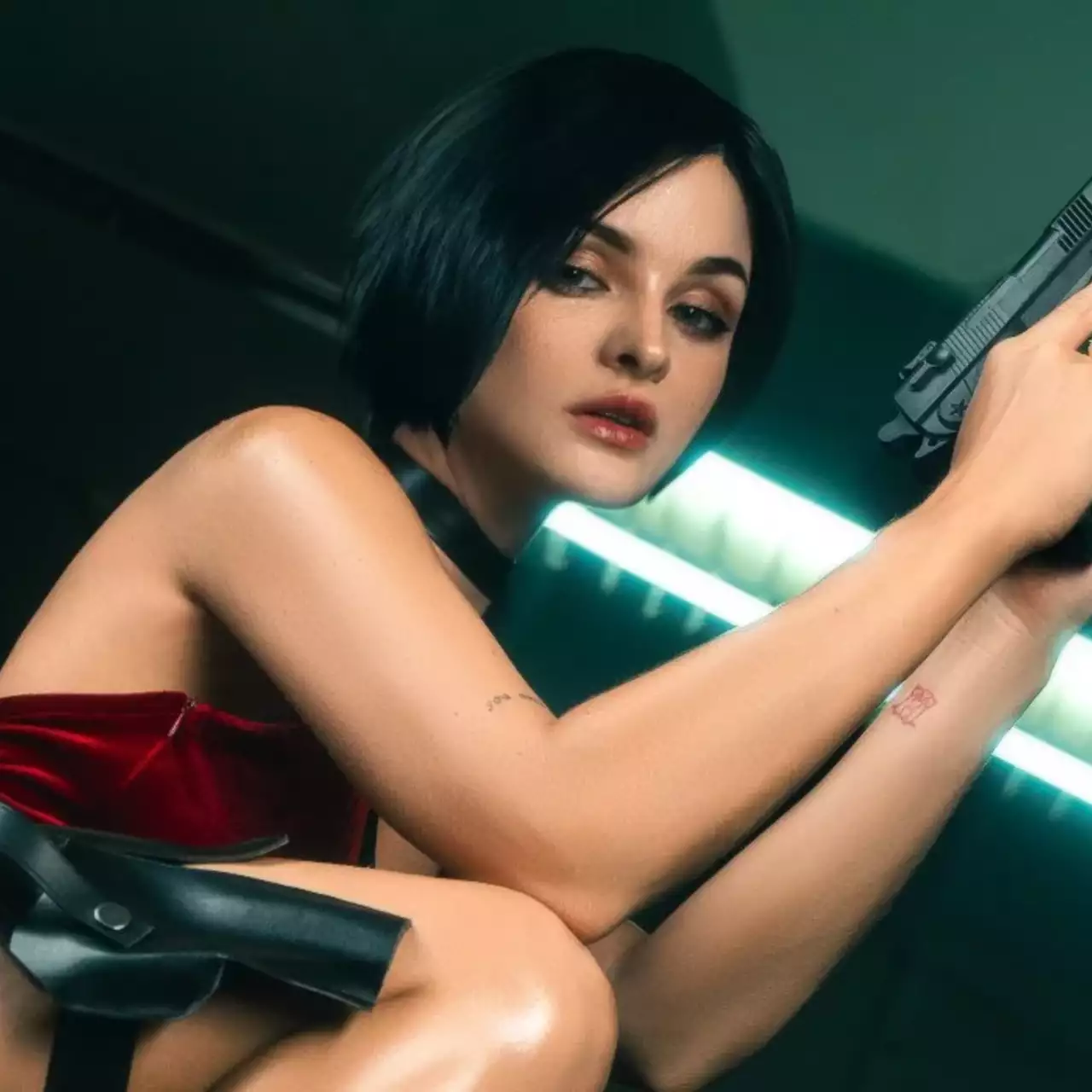 Dame in Rot: Modell präsentiert heißes Ada Wong Cosplay aus Resident Evil 4