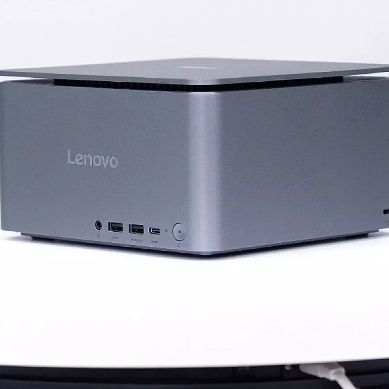 Lenovo упакувала десктопну потужність у міні-PC