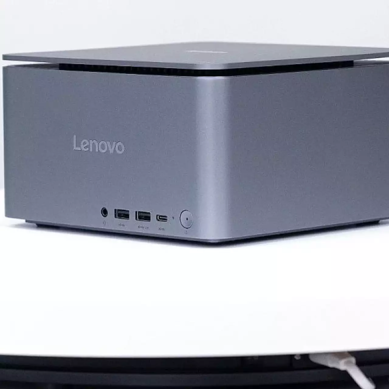 Lenovo wprowadza moc desktopa do mini PC