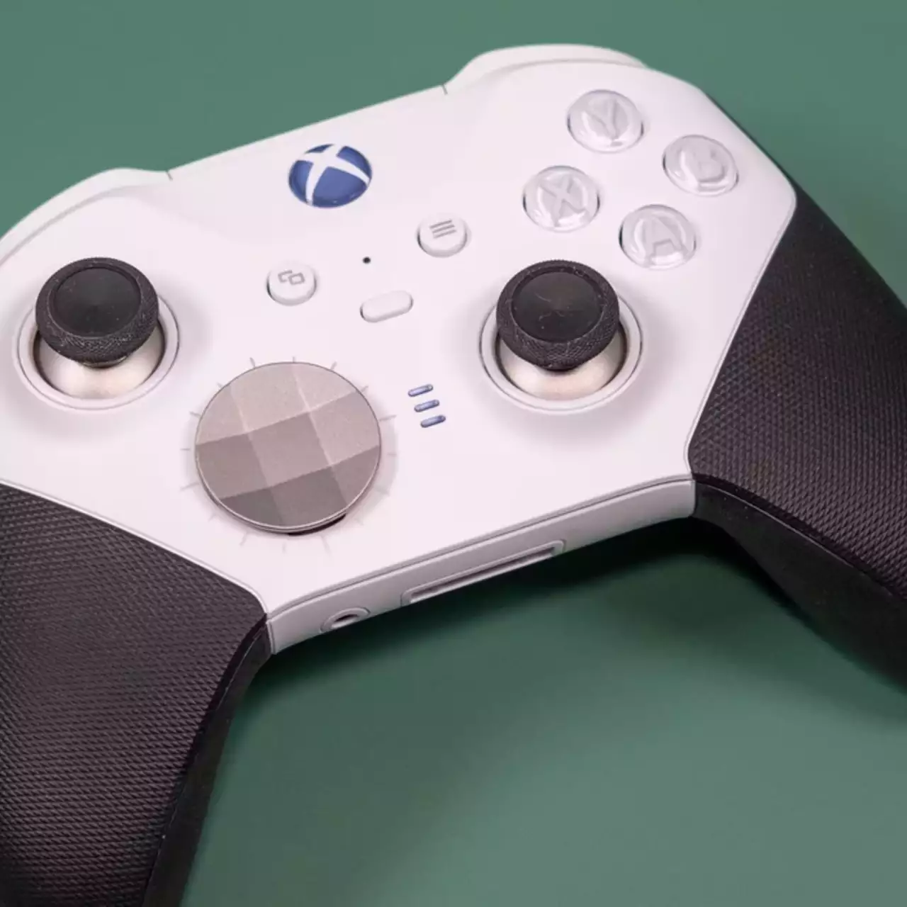 Чутка: Microsoft працює одразу над трьома новими контролерами Xbox — один з них буде бюджетним Чутка: Microsoft працює одразу над трьома новими контролерами Xbox — один з них буде бюджетним