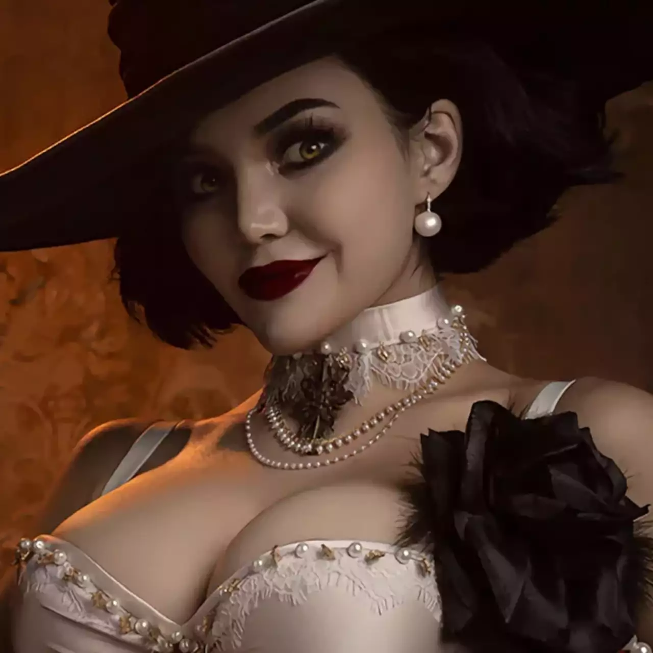 Kalinka Fox faz cosplay de uma Lady Dimitrescu semi-nua de Resident Evil Village Kalinka Fox faz cosplay de uma Lady Dimitrescu semi-nua de Resident Evil Village