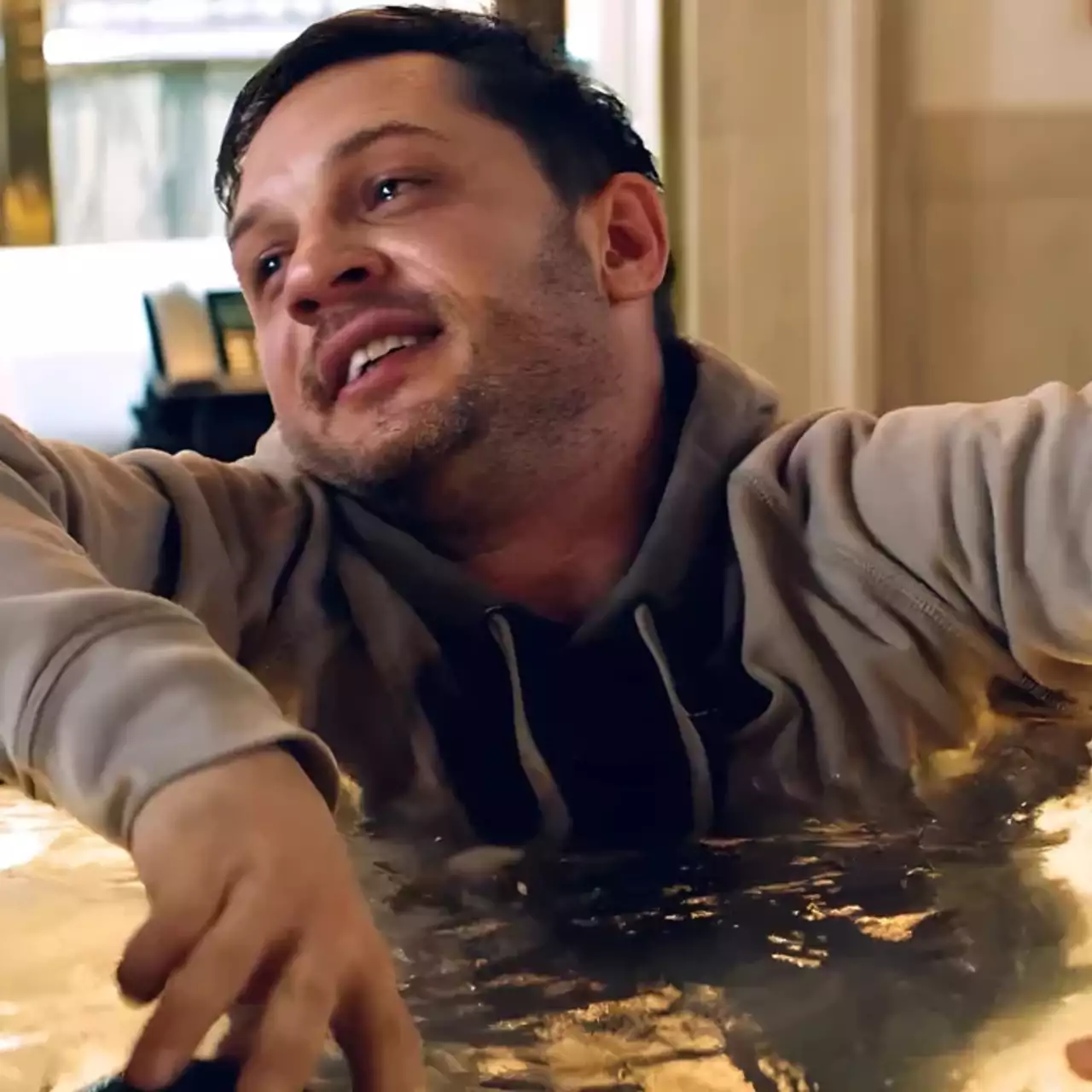 Tom Hardy Revela Problemas de Saúde Sérios Causados por Anos de Papéis de Ação
