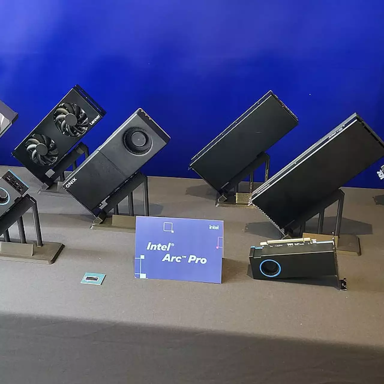 Intel представила відеокарти Arc Pro B50 та B60, а також платформу Battlematrix Intel представила відеокарти Arc Pro B50 та B60, а також платформу Battlematrix
