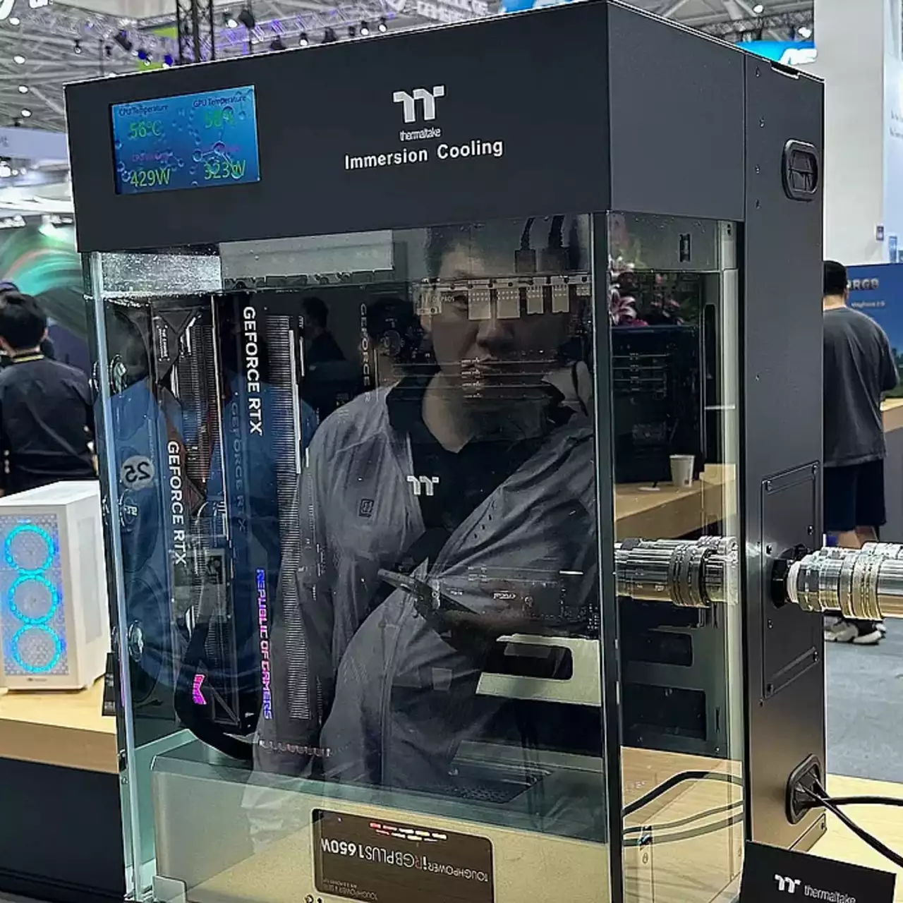 Ekstremalne chłodzenie dla elit: Thermaltake ujawnia immersyjny system chłodzenia PC Ekstremalne chłodzenie dla elit: Thermaltake ujawnia immersyjny system chłodzenia PC