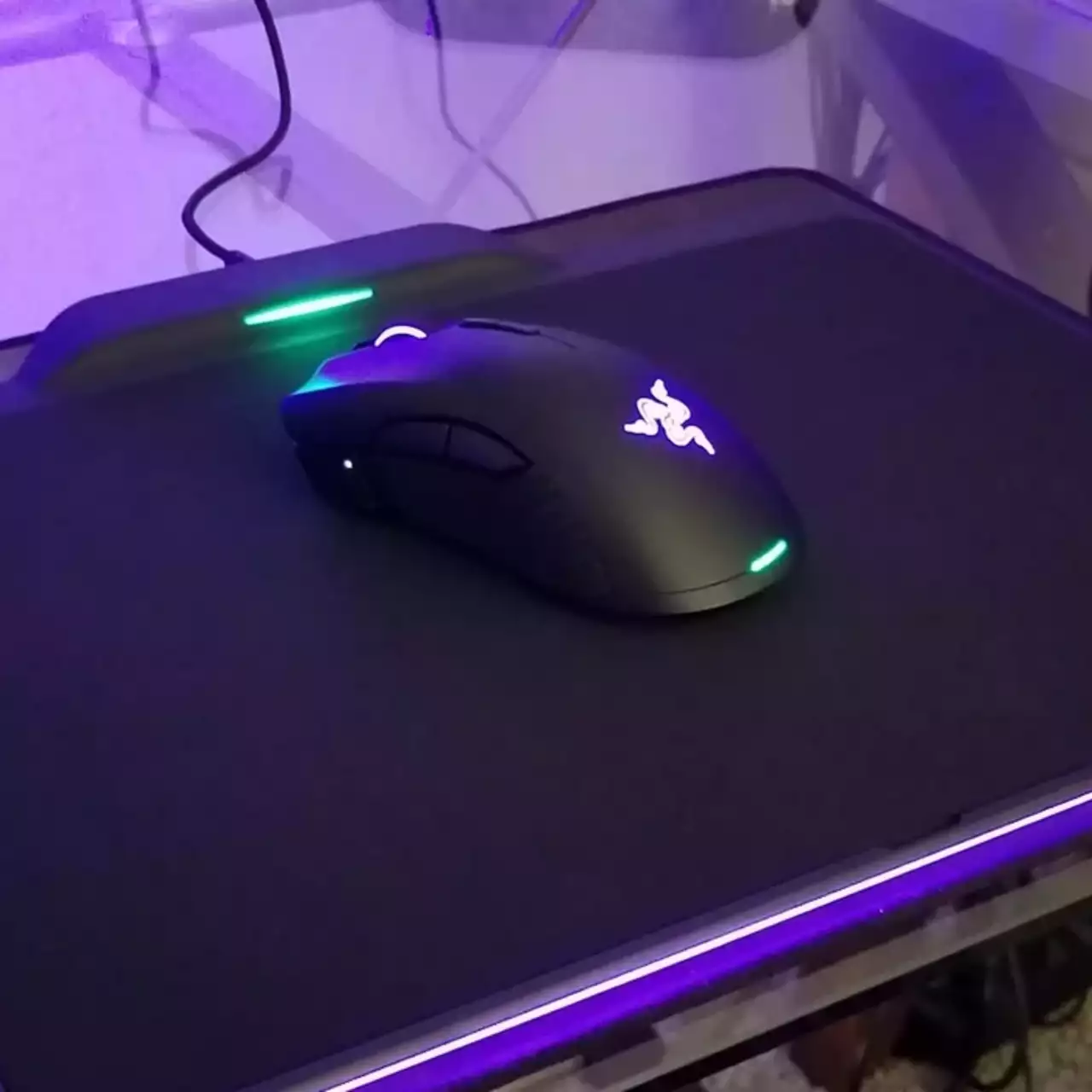 雷蛇推出内置无线充电的HyperFlux V2鼠标垫