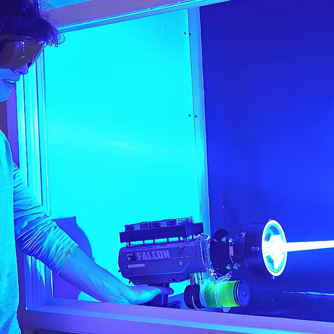 Penggemar Basement Membangun Senapan Laser Portabel 250W yang Gila Penggemar Basement Membangun Senapan Laser Portabel 250W yang Gila