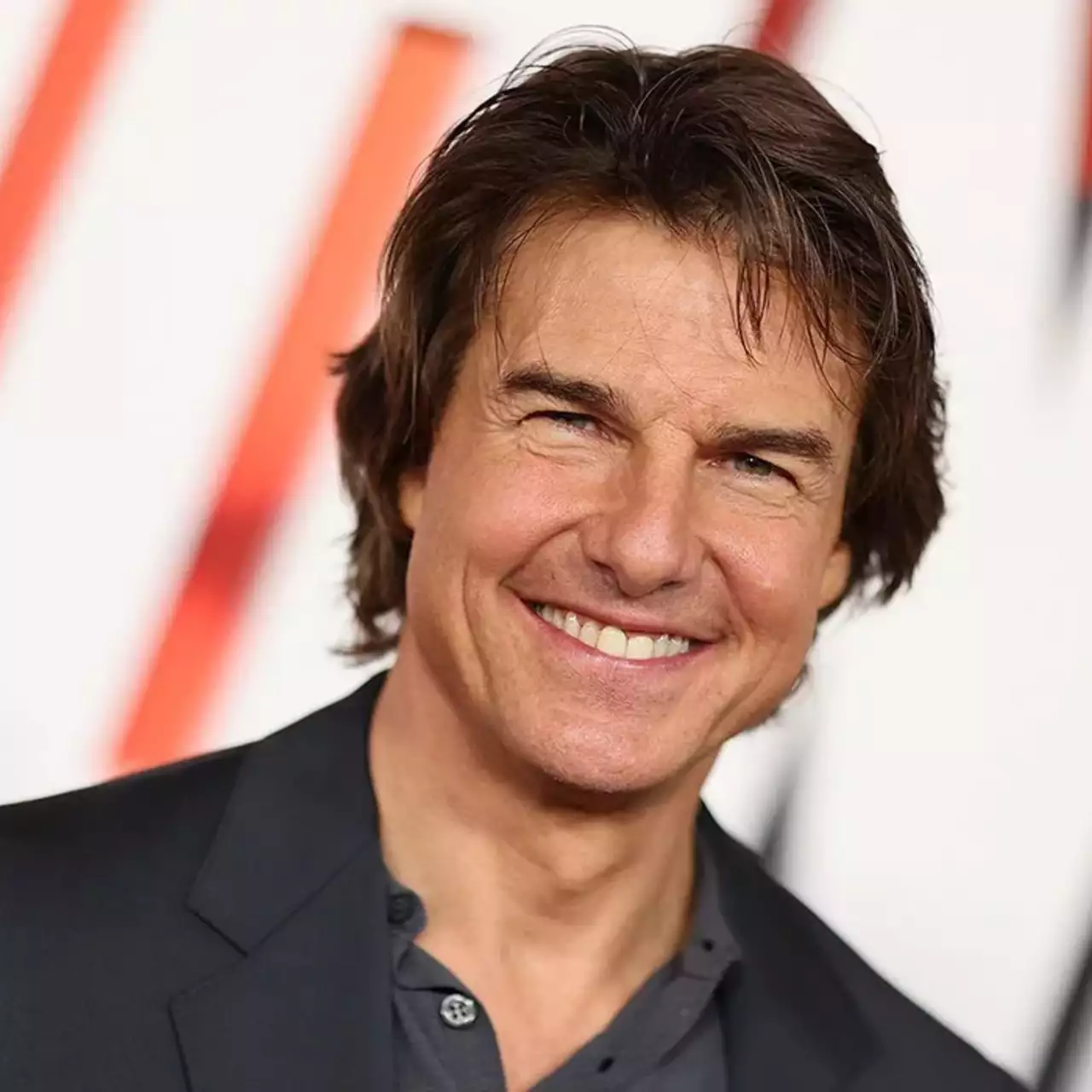 Tom Cruise, Yanan Bir Paraşütle 16 Kez Atlama Yaptı — Şimdi Guinness Dünya Rekorları'nda. Tom Cruise, Yanan Bir Paraşütle 16 Kez Atlama Yaptı — Şimdi Guinness Dünya Rekorları'nda.