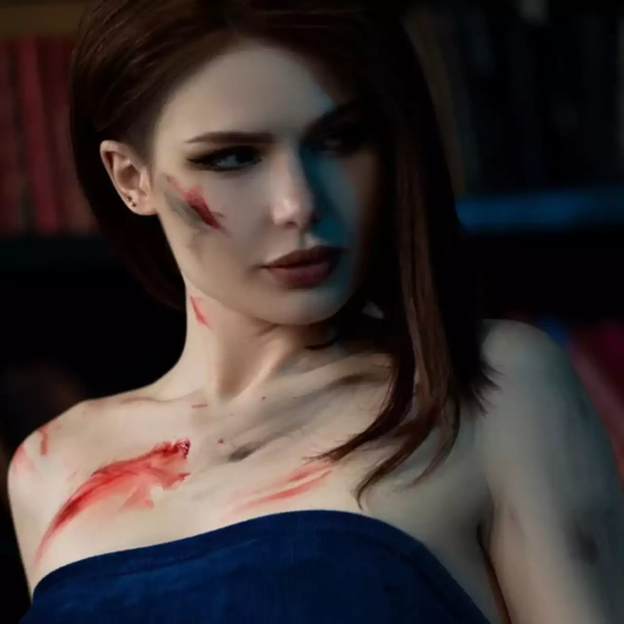 Amelie Roxa Cosplays como uma Jill Valentine Semi-Nua de Resident Evil 3