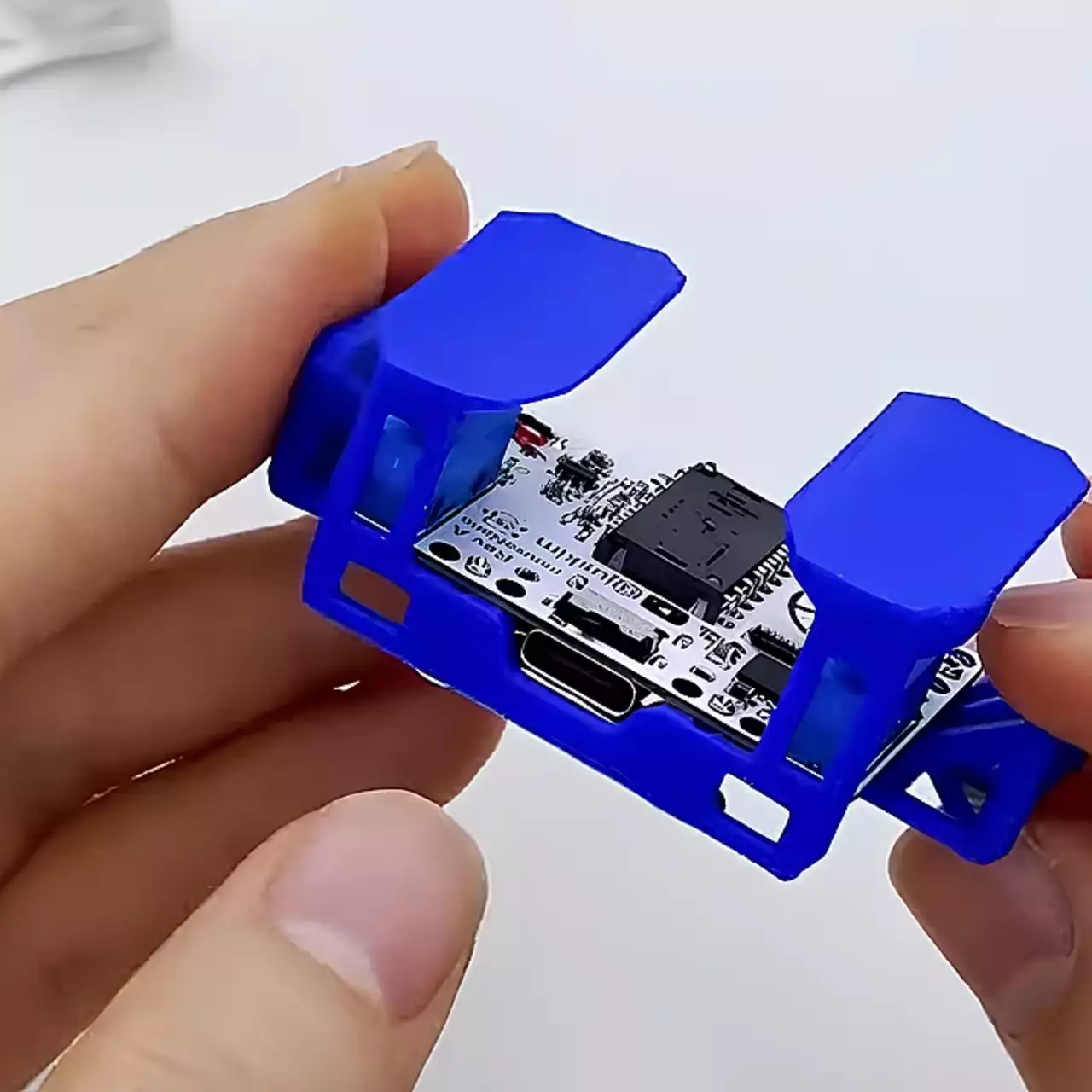 YouTuber Membangun Mouse Gaming Terkecil di Dunia