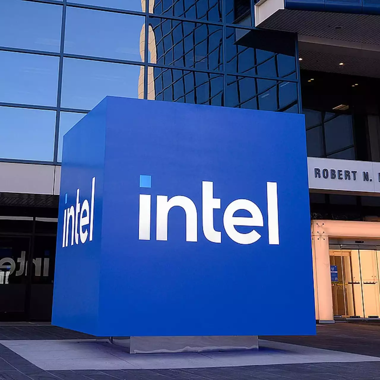 Intel змінює курс: CEO визнав відставання в ШІ та позначив нові пріоритети