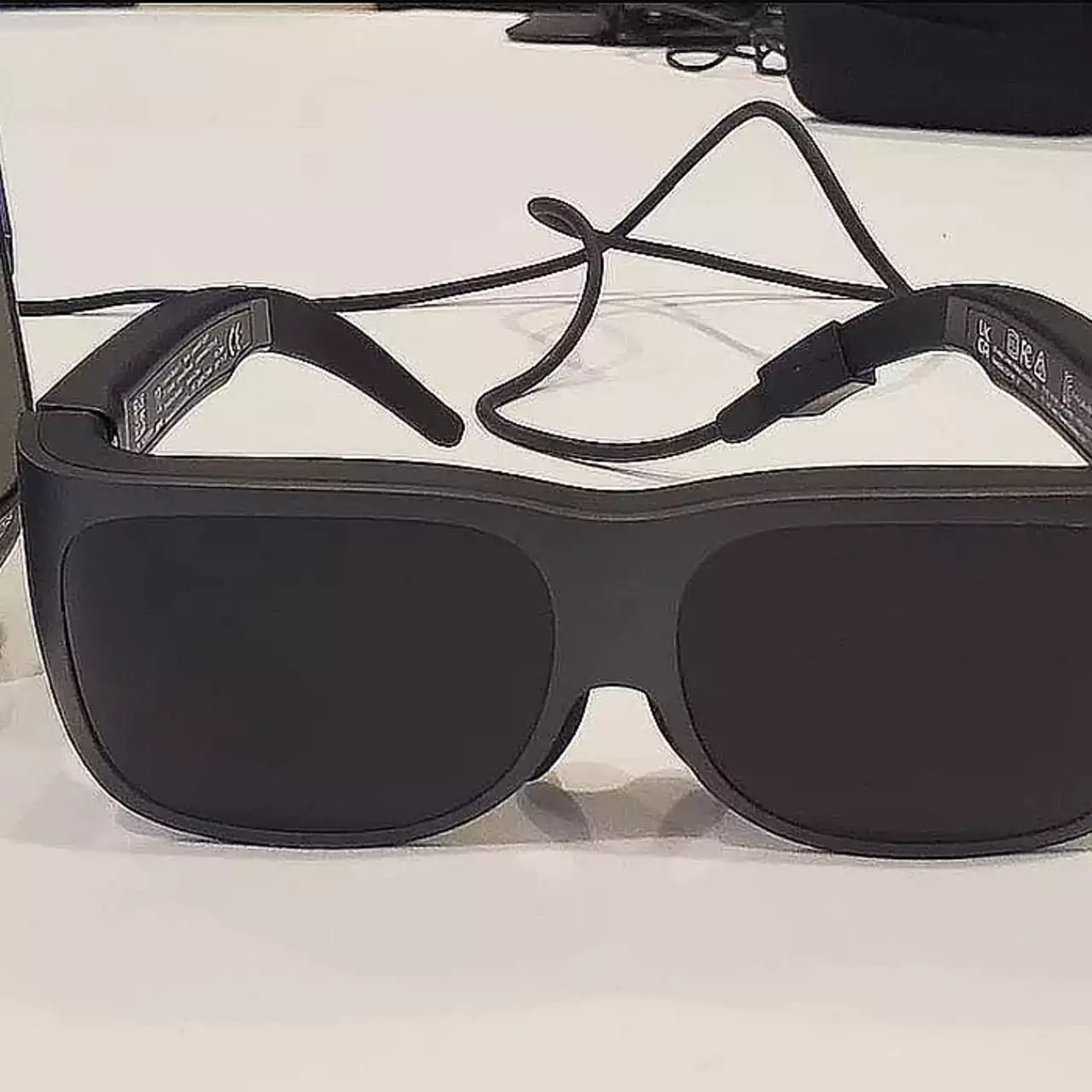 Lenovo prezentuje okulary AR dla graczy z wbudowaną konwersją 2D na 3D Lenovo prezentuje okulary AR dla graczy z wbudowaną konwersją 2D na 3D