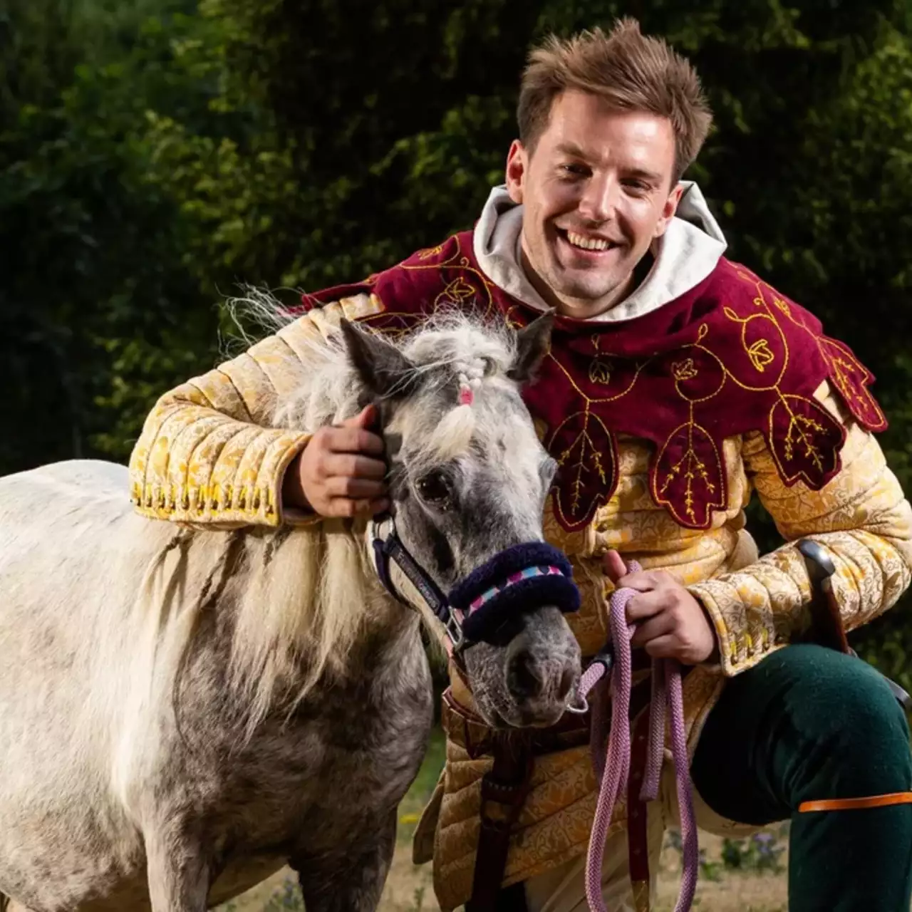 Mais do que apenas Cosplay — Ator de Kingdom Come: Deliverance posa com equipamento medieval autêntico
