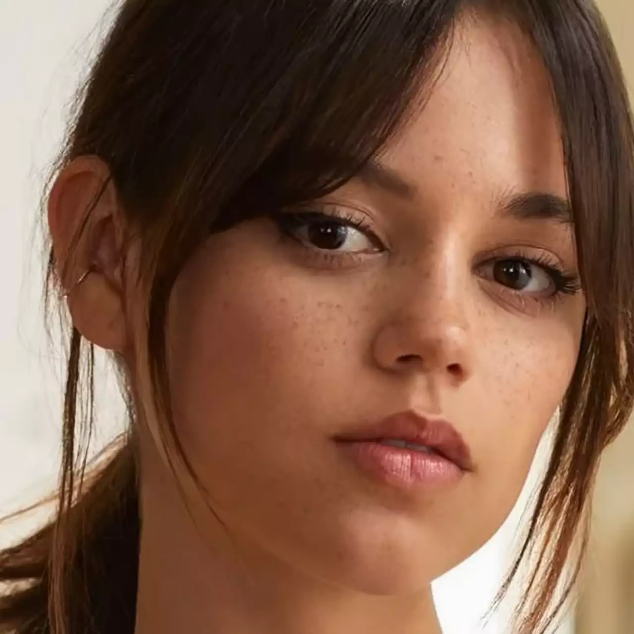Vestido Transparente e Sobrancelhas Descoloridas — O Visual Dramático de Jenna Ortega na Premiere de 'Wednesday' Gera Comentários