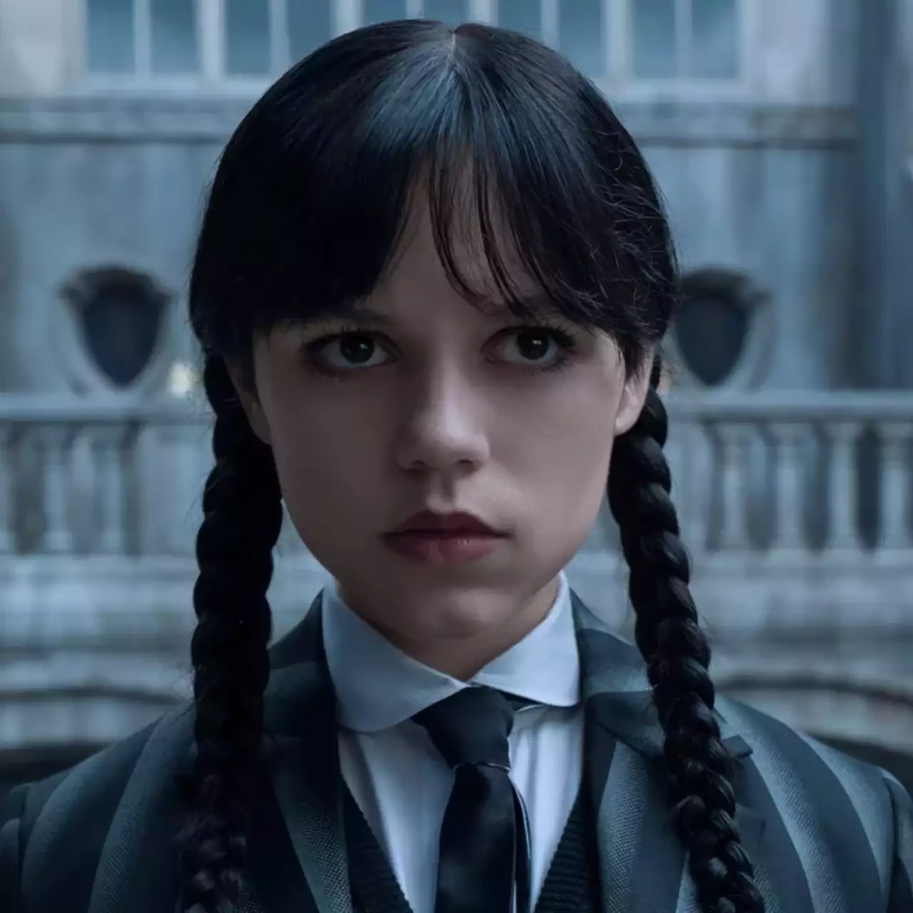 Cosplayer Apresenta uma Interpretação Sombrio e Encantadora da Quarta-feira da Netflix Cosplayer Apresenta uma Interpretação Sombrio e Encantadora da Quarta-feira da Netflix