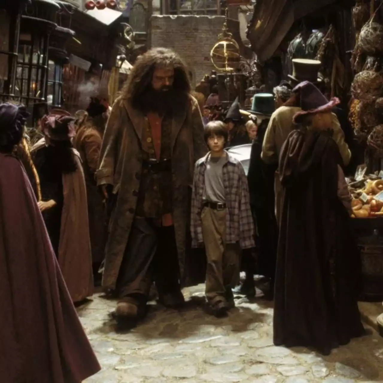 Viagem para o Beco Diagonal: Novo Harry e Hagrid Avistados no Set da Série 'Harry Potter' da HBO Viagem para o Beco Diagonal: Novo Harry e Hagrid Avistados no Set da Série 'Harry Potter' da HBO