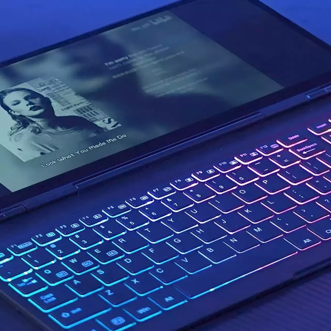Keyboard Portabel dengan Layar Sentuh Lipat Diperkenalkan