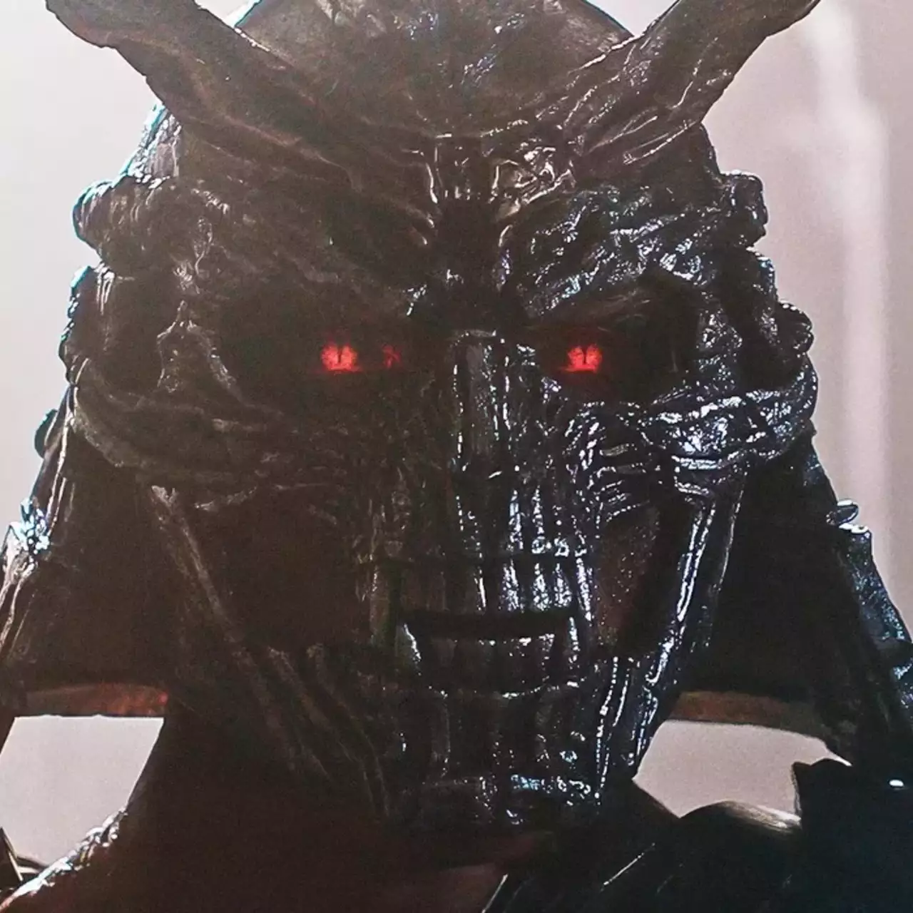 Shao Kahn、约翰尼·凯奇和其他《真人快打2》的演员对电影发布日期延迟作出反应