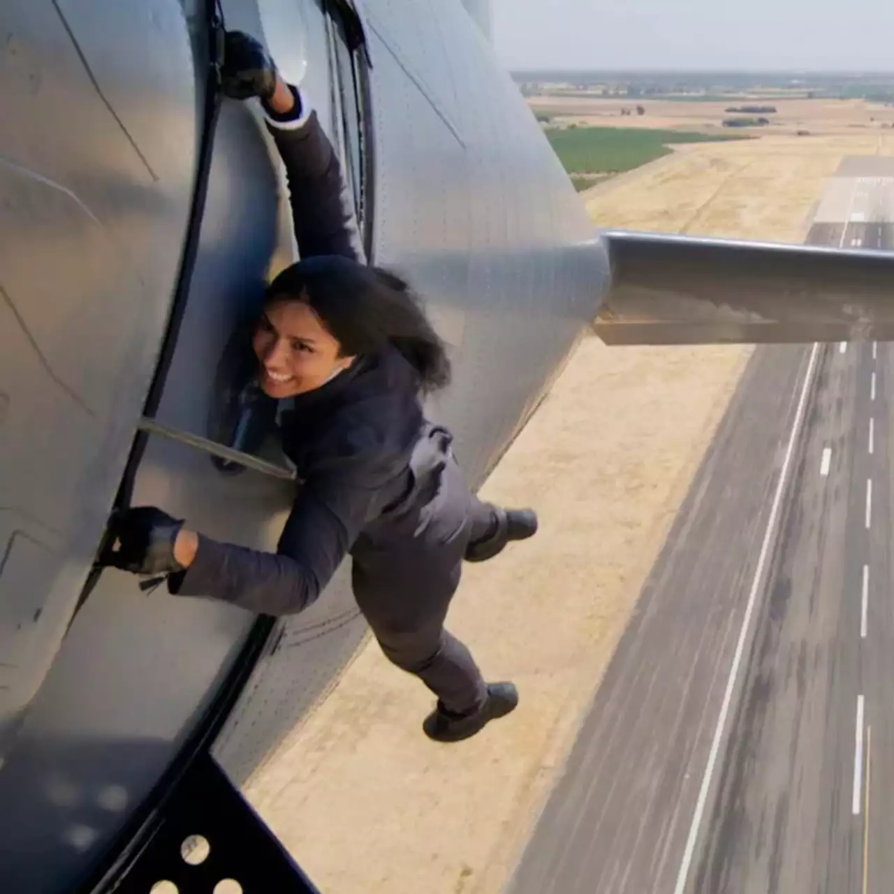 YouTuber odtwarza szaloną sztuczkę lotniczą Toma Cruise'a z 'Mission: Impossible' — Wideo YouTuber odtwarza szaloną sztuczkę lotniczą Toma Cruise'a z 'Mission: Impossible' — Wideo