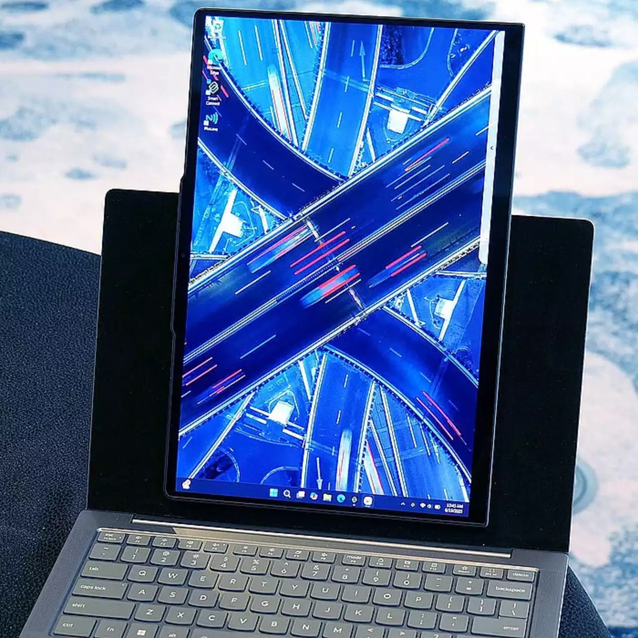 Lenovo продемонструвала концепт ноутбука з поворотним екраном