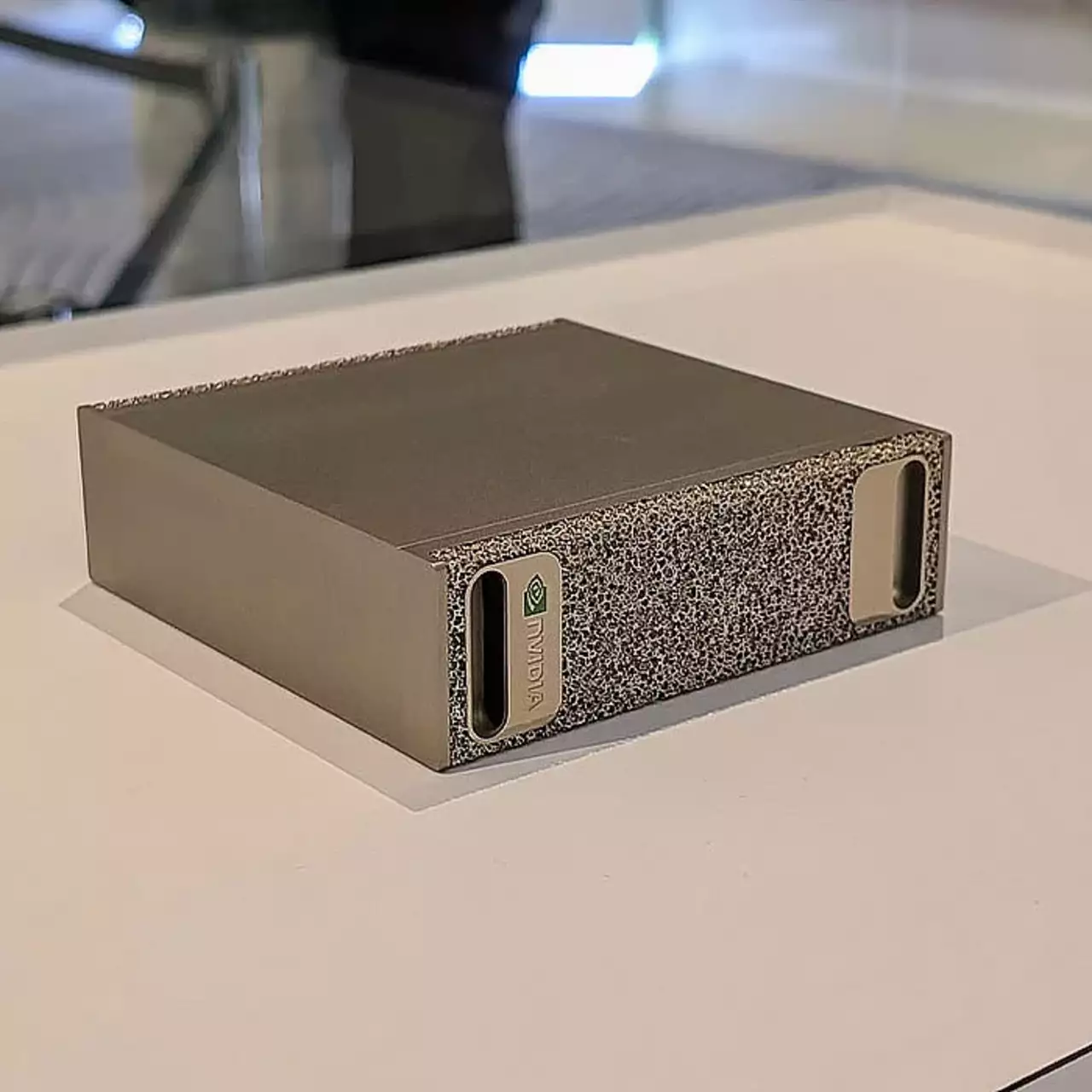 NVIDIA 推迟了其 DGX Spark 微型超级计算机的发布