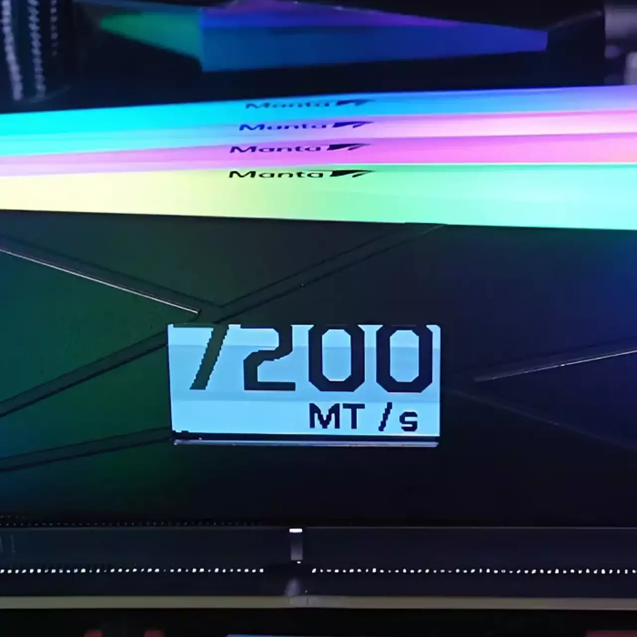 V-Color представила пам'ять DDR5 з вбудованим OLED-дисплеєм