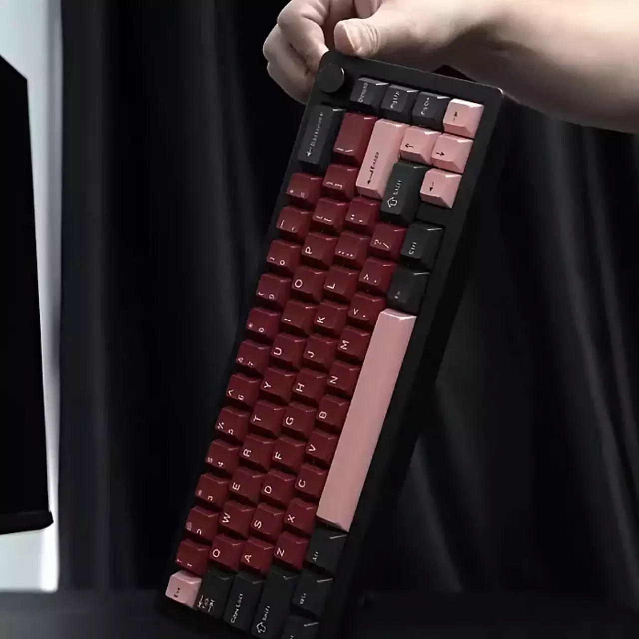 Este Teclado Mecânico Tem um Mini-PC Integrado em Seu Estojo Este Teclado Mecânico Tem um Mini-PC Integrado em Seu Estojo