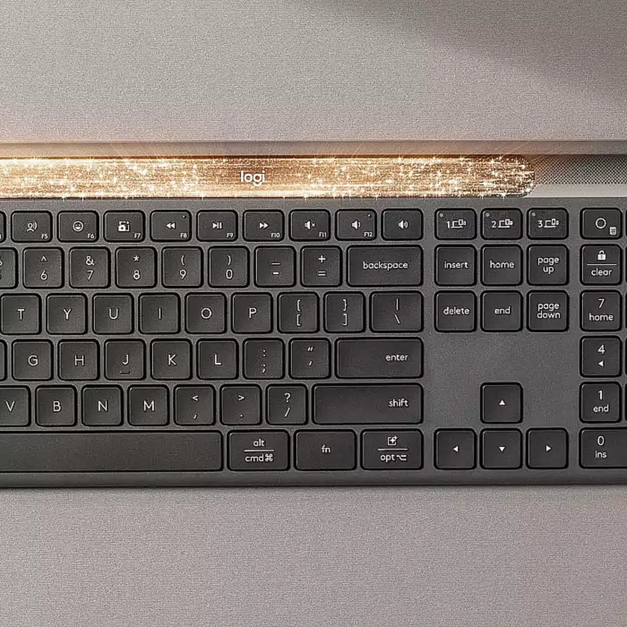 Logitech представила клавіатуру з зарядкою від світла