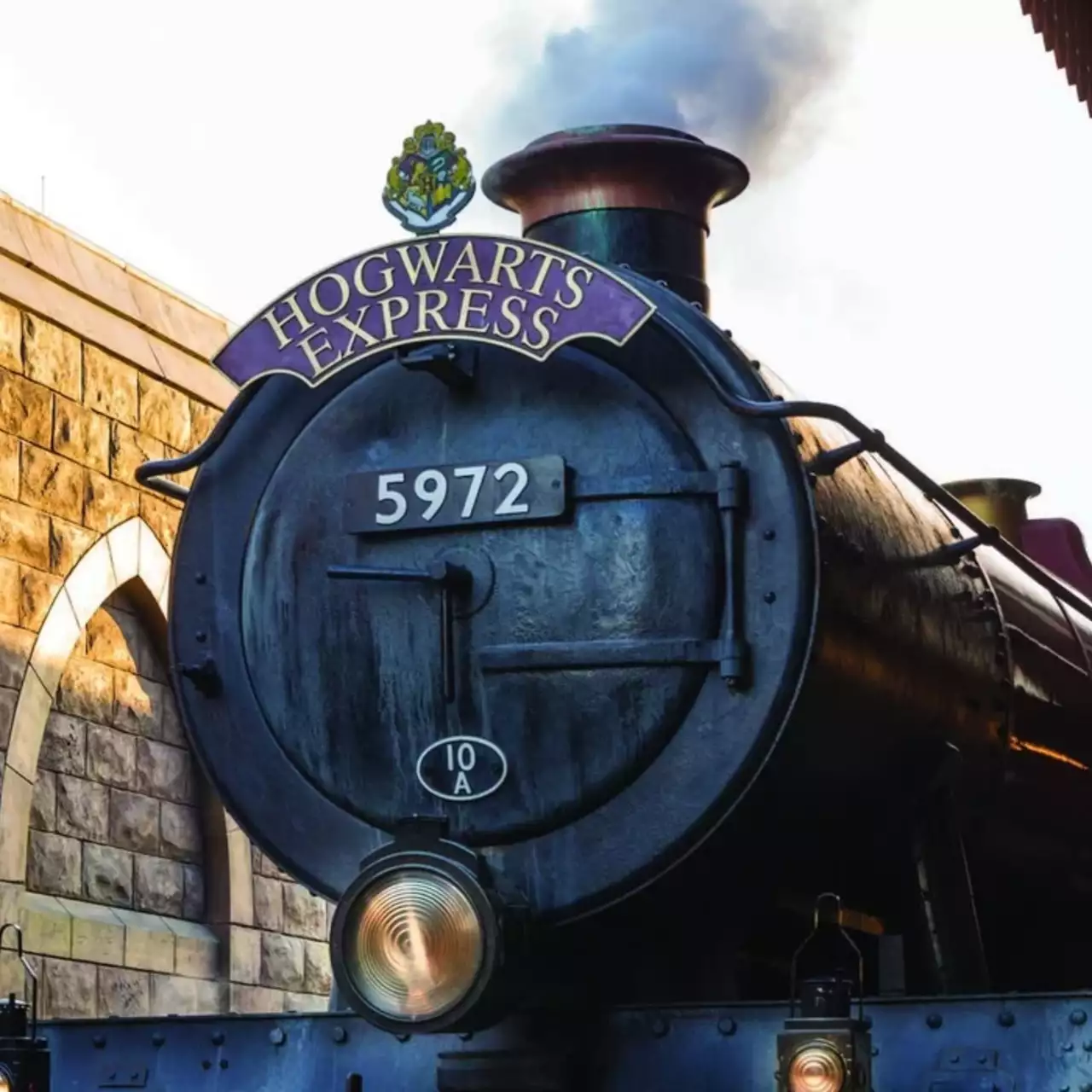 Kereta Hogwarts Baru Terlihat di Lokasi Syuting Serial 'Harry Potter' HBO Kereta Hogwarts Baru Terlihat di Lokasi Syuting Serial 'Harry Potter' HBO
